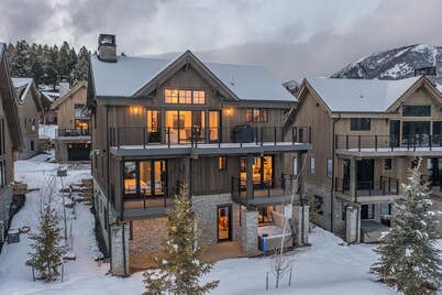 Modern Mountain House w/ Private Hot Tub