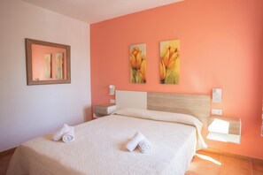 3 bedrooms, iron/ironing board, WiFi, bed sheets - Villa Primrosa - beautiful sea views (San Jaime Mediterráneo)