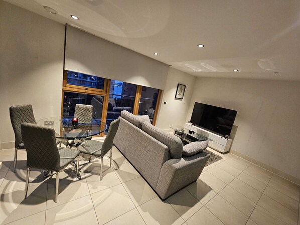 Apartment | Interior - Canary Wharf Skyline Retreat (London)