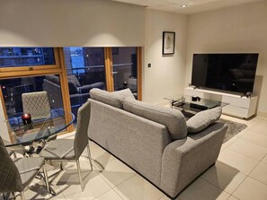 Living area - Canary Wharf Skyline Retreat (London)