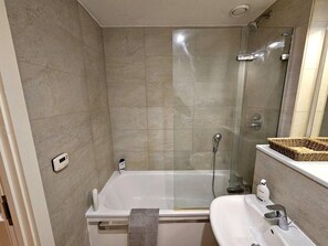 Combined shower/bathtub, deep-soaking bathtub, hair dryer, towels - Canary Wharf Skyline Retreat (London)