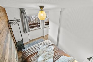 Tabla de planchar con plancha, wifi gratis y ropa de cama 