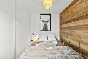 Tabla de planchar con plancha, wifi gratis y ropa de cama 