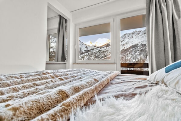 Tabla de planchar con plancha, wifi gratis y ropa de cama