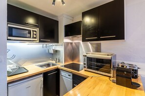 Fridge, oven, dishwasher, coffee/tea maker