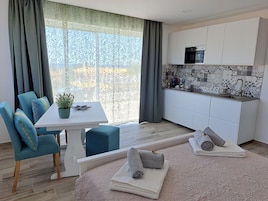 Suite estudio exclusiva | Cocina privada | Microondas en la zona común, cafetera o tetera y hervidor eléctrico