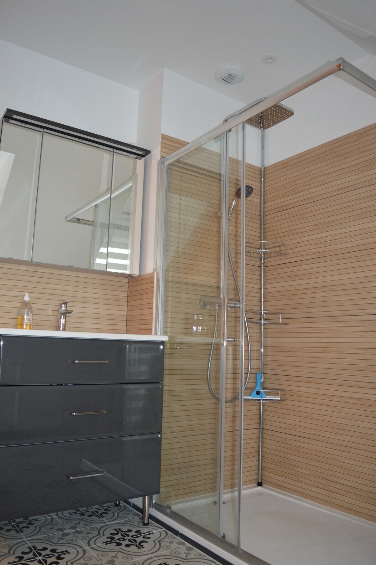 Douche, serviettes fournies