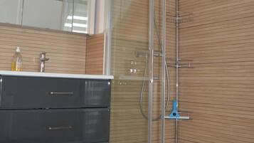 Douche, serviettes fournies