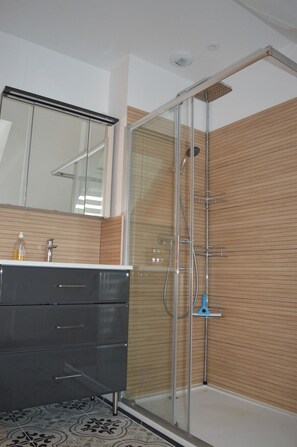 Douche, serviettes fournies