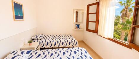 4 bedrooms, WiFi (free), bed sheets