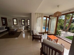 TV, fireplace - Mediterranean Villa in Costa Brava with Pool, Garden, and Close to Beach (Calonge)