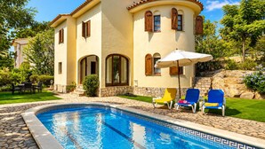 A two-story house with a swimming pool, outdoor seating, and a stone staircase. - Mediterranean Villa in Costa Brava with Pool, Garden, and Close to Beach (Calonge)