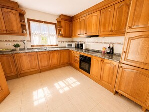 Coffee/tea maker, fridge, microwave, oven