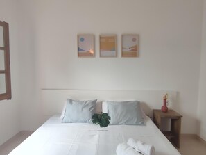 4 bedrooms, free WiFi, bed sheets - Mediterranean Villa in Costa Brava with Pool, Garden, and Close to Beach (Calonge)