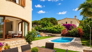 Pool - Mediterranean Villa in Costa Brava with Pool, Garden, and Close to Beach (Calonge)