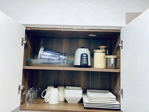 Kühlschrank, Mikrowelle, Toaster, Mixer