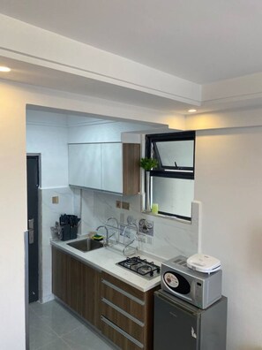 Kühlschrank, Mikrowelle, Toaster, Mixer