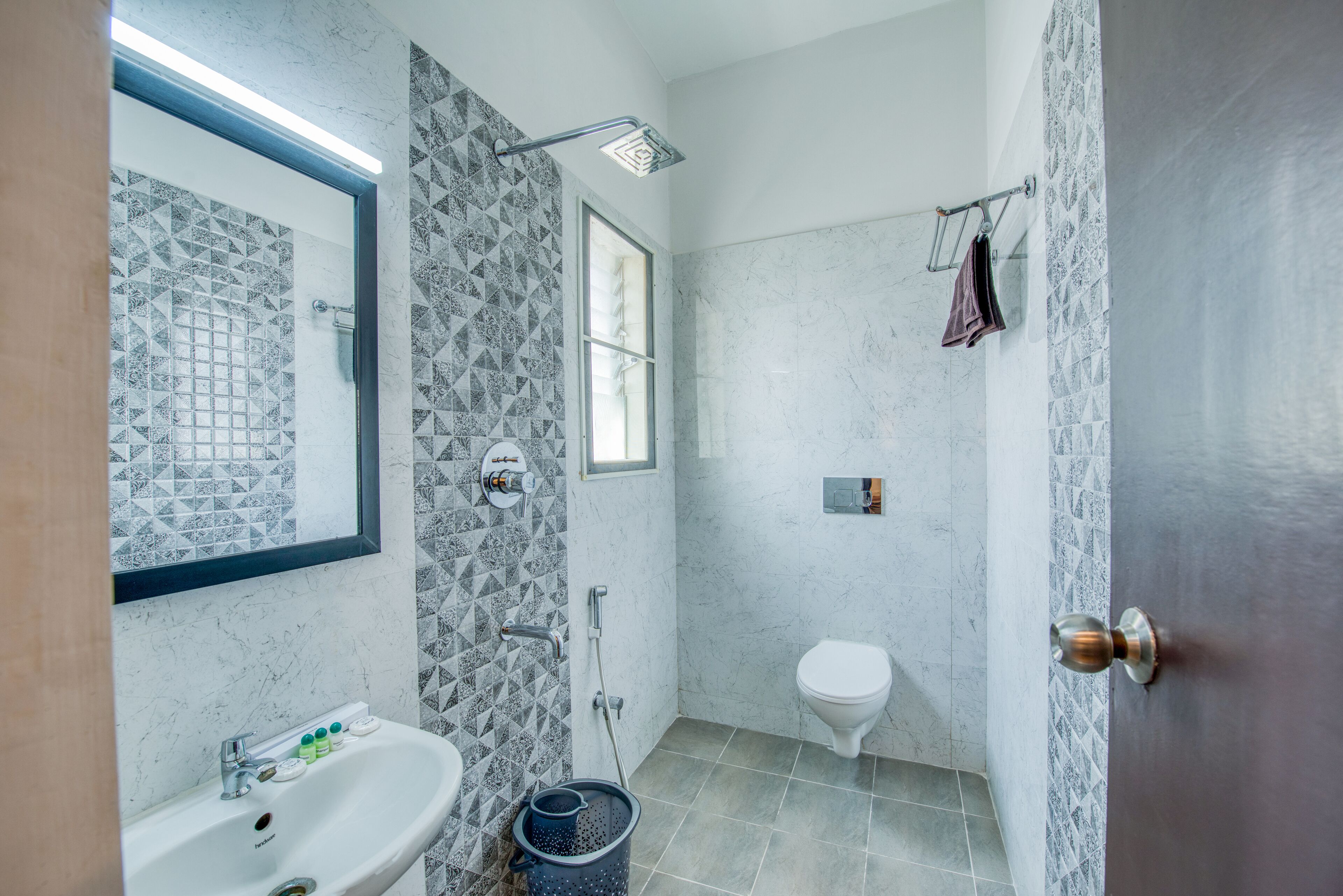 Een badkamer met een wastafel, toilet en douche.