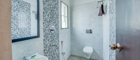 Een badkamer met een wastafel, toilet en douche.