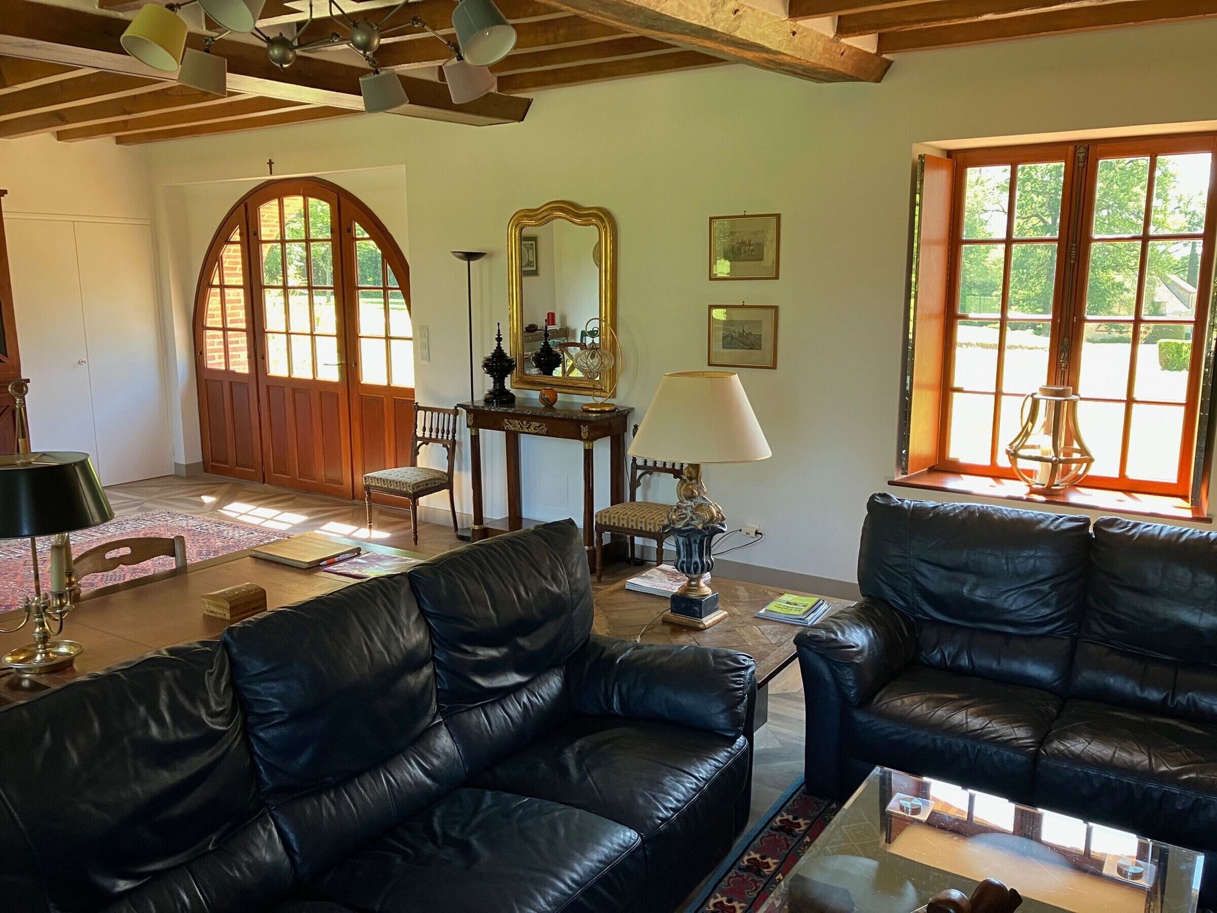 Fernseher, Kamin, Tischtennisplatte