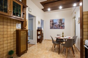 Refrigerador con freezer, microondas, horno, placa de cocina