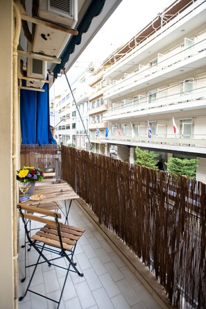 Hypo-allergenic bedding, in-room safe, blackout curtains, soundproofing - Blue Ark Gate to History (Athens)