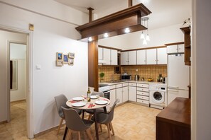 Comfort appartement | Privékeuken | Een koelkast/vriezer, een magnetron, een oven, een kookplaat