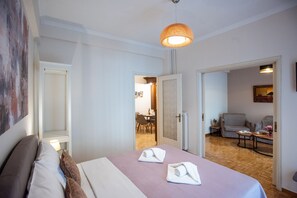 Hypo-allergenic bedding, in-room safe, blackout curtains, soundproofing - Blue Ark Gate to History (Athens)