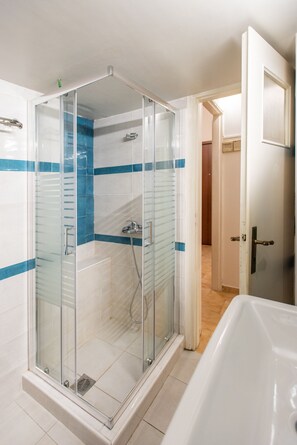 Comfort Apartment | Hypo-allergenic bedding, in-room safe, blackout drapes, soundproofing