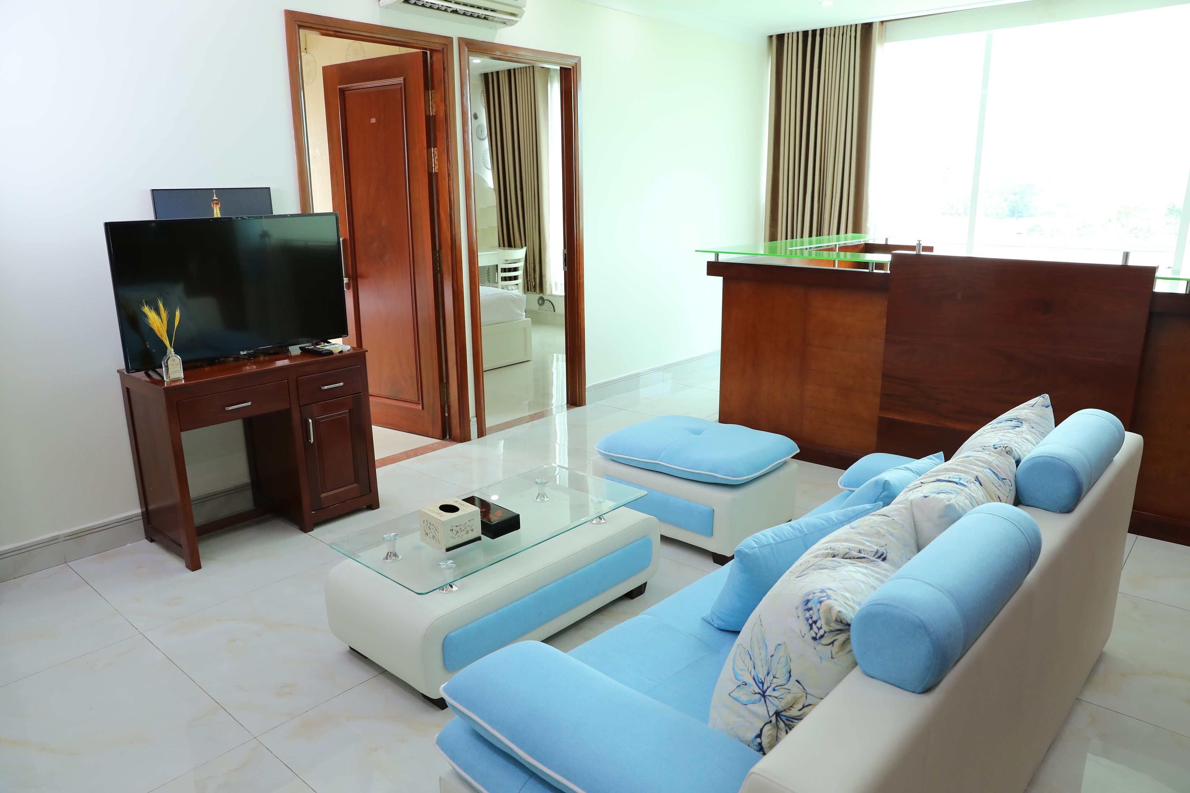 Junior Apartment | Living area | 32-inch flat-screen TV with cable channels