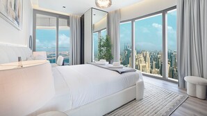 أغطية فراش متميزة ومساحة عمل للكمبيوتر المحمول وستائر تعتيم