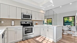 Fridge, microwave, oven, stovetop - TV205 Trendy 2 bedroom Tennis Villa near LQ Resort (La Quinta)