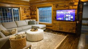 Smart TV, caminetto, tavolo da calcetto, tavolo da ping pong