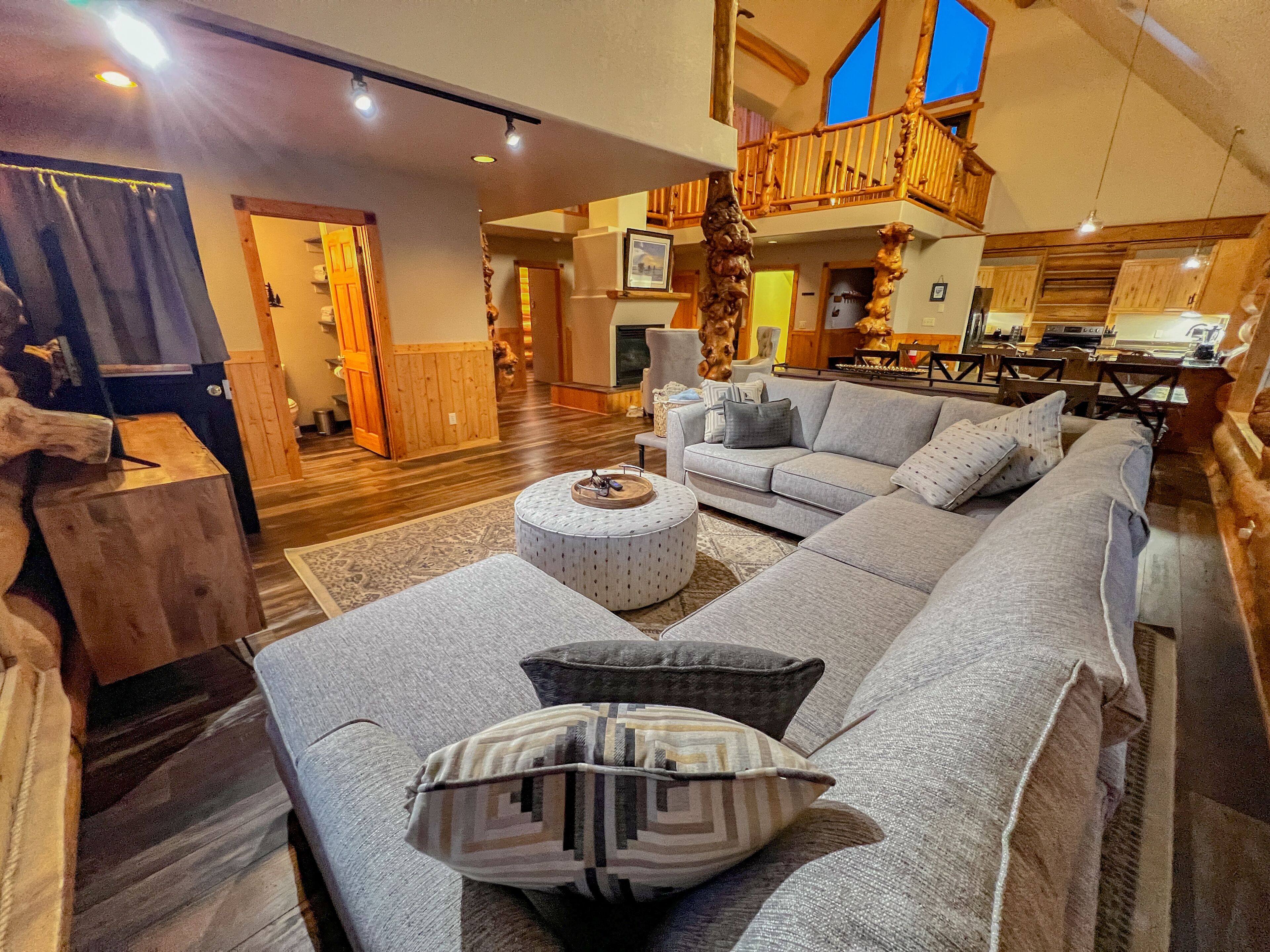 スマートテレビ、暖炉、テーブルサッカー台、卓球台