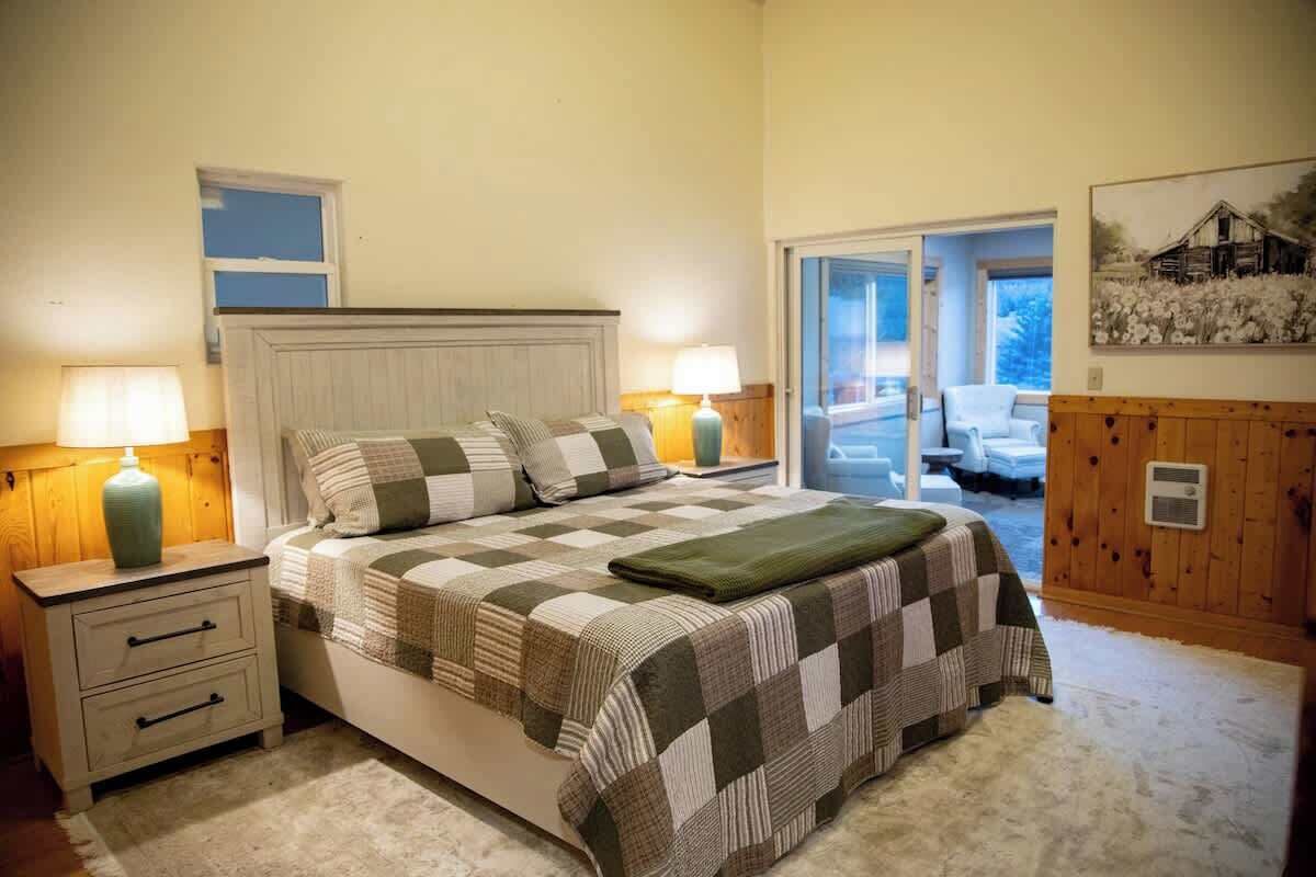 6 Schlafzimmer, Schreibtisch, Bügeleisen/Bügelbrett, Reisekinderbett