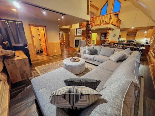 Log Cabin Lodge - Sleeps 16- Hot Tub - Lots of Fun