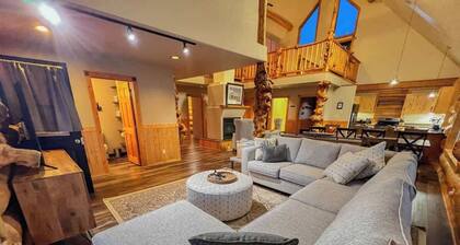 Log Cabin Lodge - Sleeps 16- Hot Tub - Lots of Fun