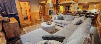 Log Cabin Lodge - Sleeps 16- Hot Tub - Lots of Fun