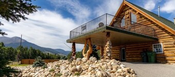 Log Cabin Lodge - Sleeps 16- Hot Tub - Lots of Fun