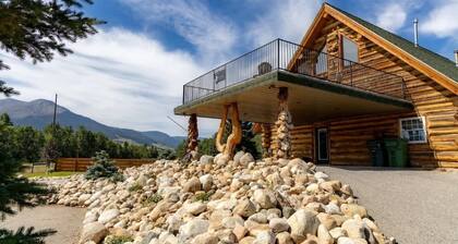 Log Cabin Lodge - Sleeps 16- Hot Tub - Lots of Fun