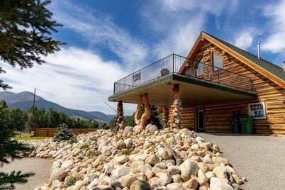 Log Cabin Lodge - Sleeps 16- Hot Tub - Lots of Fun