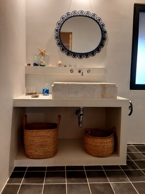 Dusche, Haartrockner, Handtücher, Seife