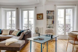 Tv, ett bordtennisbord och böcker