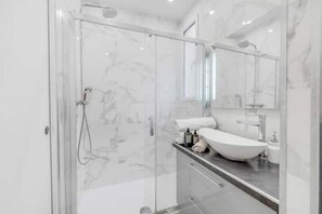 Secadora de cabello, toallas, jabón, papel de baño 