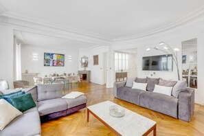 TV, ping pong, books - Appartement Luxueux, Champs Élysées (Paris)