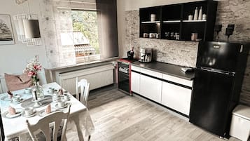 Een koelkast, een magnetron, een oven, een kookplaat