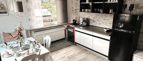 Refrigerador, microondas, horno y parrilla de estufa