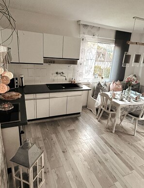 Een koelkast, een microgolfoven, een oven, een kookplaat