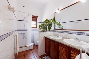 Ducha, secador de pelo, toallas y jabón
