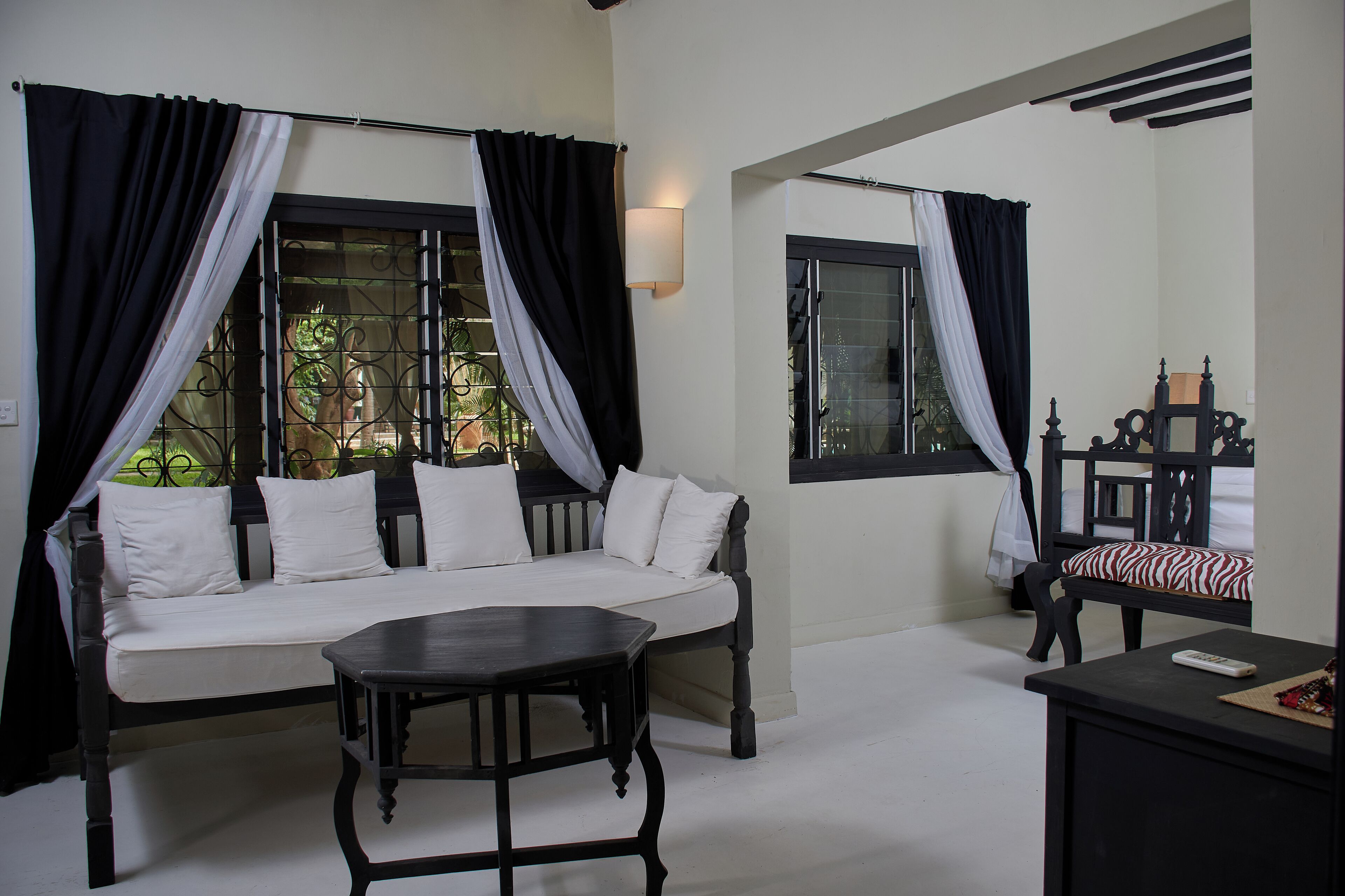 Minibar, espacio para trabajar con laptop y sistema de insonorización 